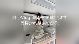 情侣自拍女的骑在上面爽的直摇头